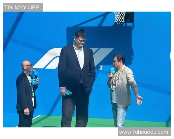 足球明星与姚明同框合影展现体育巨星的友谊与魅力